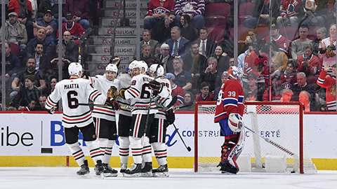 Olli Määttä slaví jednu z branek Chicaga v utkání s Montréalem (© Mark Blinch/NHLI via Getty Images)