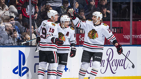 Hráči Blackhawks slaví druhý gól (© Mark Blinch/NHLI via Getty Images)