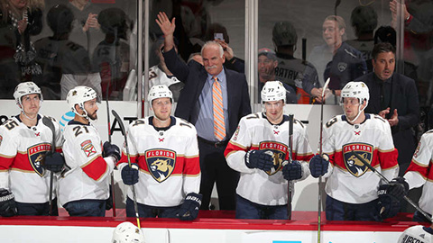 Joel Qunneville zdraví fanoušky na střídačce Panthers (© Chase Agnello-Dean/NHLI via Getty Images)