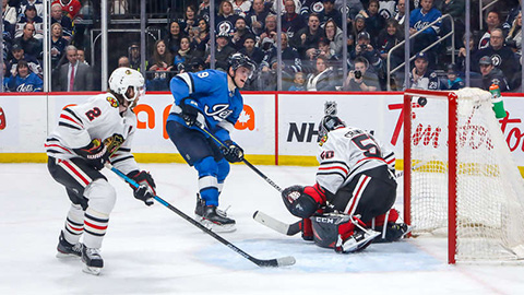 Andrew Copp střílí vítězný gól (© Jonathan Kozub/NHLI via Getty Images)