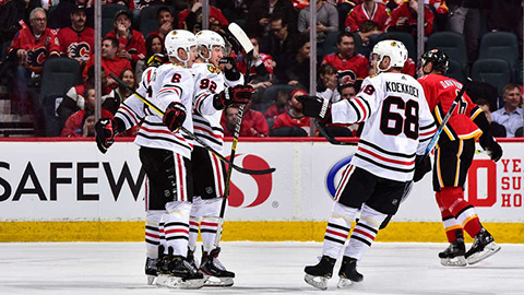 Hawks se radují z Nylanderova gólu (© Terence Leung/NHLI via Getty Images)