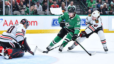 Lucas Carlsson při svém debutu v NHL (© Glenn James/NHLI via Getty Images)