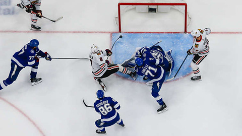 Dominik Kubalík střílí svůj první gól v utkání (© Scott Audette/NHLI via Getty Images)