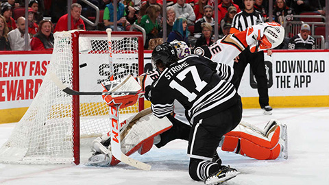 Dylan Strome střílí gól na 2:1 (© Chase Agnello-Dean/NHLI via Getty Images)