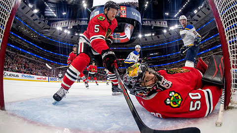 Momentka z utkání proti Blues (© Chase Agnello-Dean/NHLI via Getty Images)