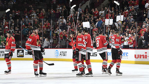 Hráči Blackhawks zdraví diváky po výhře nad San José (© Bill Smith/NHLI via Getty Images)