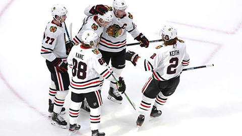 Blackhawks slaví jednu z branek v přesilovce (© Jeff Vinnick/Getty Images)