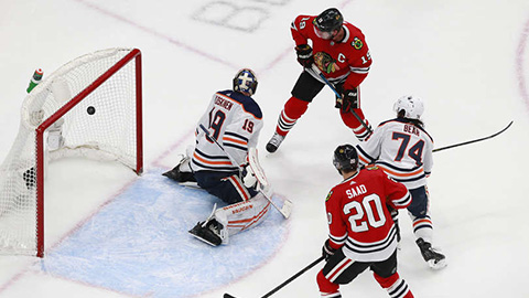 Jonathan Toews při vítězném gólu (© Jeff Vinnick/Getty Images)