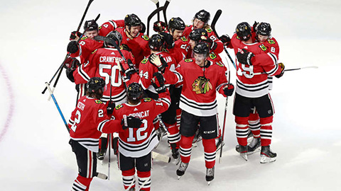 Hokejisté Blackhawks se radují z postupu (© Jeff Vinnick/Getty Images)