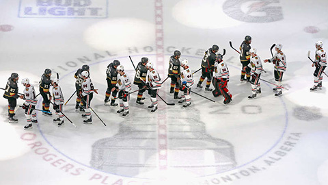 Závěrečné podávání rukou (© NHL.com/Getty Images)