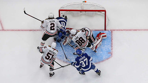  Blake Coleman dává gól na 3:0 (© Mark LoMoglio/NHLI via Getty Images)