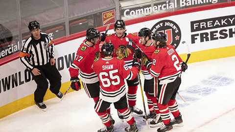 Blackhawks slaví jeden z přesilovkových gólů (© Chase Agnello-Dean/NHLI via Getty Images)