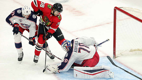 Brandon Hagel před brankou Columbusu (© Stacy Revere/Getty Images)