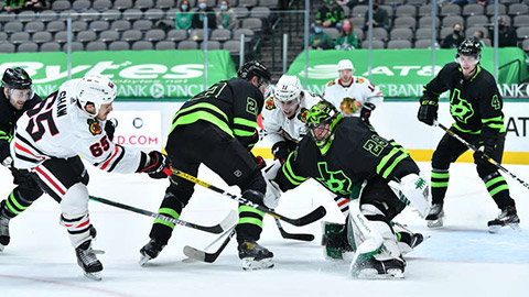 Andrew Shaw v šanci (© Glenn James/NHLI via Getty Images)