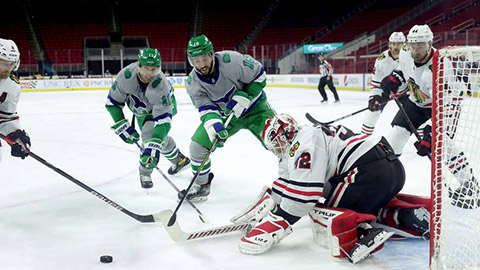 Momentka z utkání s Carolinou (© Gregg Forwerck/NHLI via Getty Images)