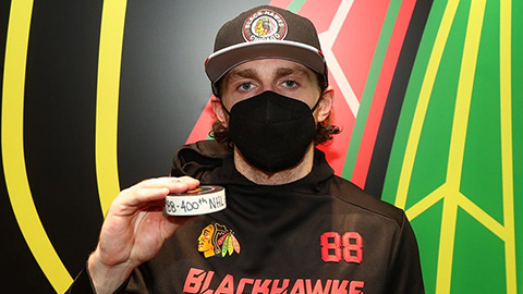 Patrik Kane po svém 400. gólu v NHL (© https://www.facebook.com/nhlblackhawks)