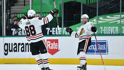 Alex DeBrincat se raduje z gólu na 4:0 (© Glenn James/NHLI via Getty Images)