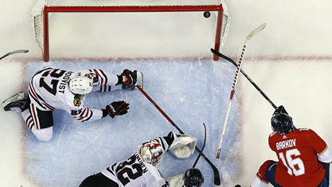 Aleksander Barkov při vítězné brance (© Eliot J. Schechter/NHLI via Getty Images)