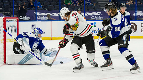 Ryan Carpenter před brankou Tampy (© Scott Audette /NHLI via Getty Images)