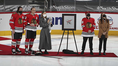 Ocenění Patricka Kanea za 1000. zápas v NHL (© Chase Agnello-Dean/NHLI via Getty Images)