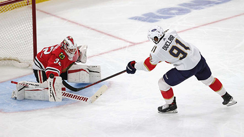 Kevin Lankinen zasahuje proti střele Duclaira (© Jonathan Daniel/Getty Images)