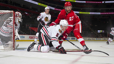 Connor Murphy před brankou Blackhawks (© Dave Reginek/NHLI via Getty Images)