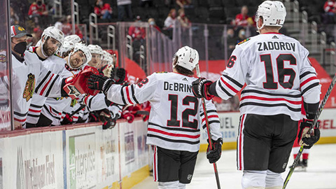 Alex DeBrincat slaví svůj gól (© Dave Reginek/NHLI via Getty Images)