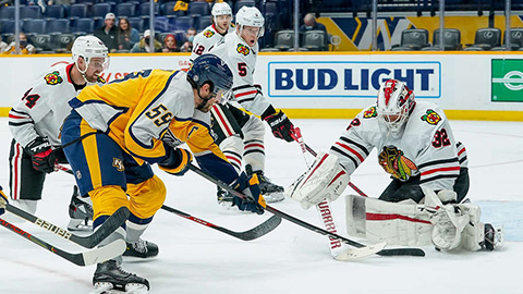 Kevin Lankinen zasahuje proti Josimu (© John Russell/NHLI via Getty Images)