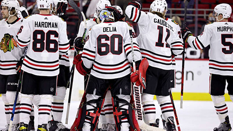 Hráči Blackhawks slaví výhru (© Gregg Forwerck/NHLI via Getty Images)