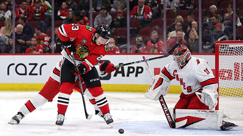 Philip Kurashev před brankou Hurricanes (© Stacy Revere/Getty Images)