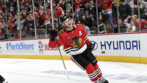 Alex DeBrincat po vítězném nájezdu (© Bill Smith/NHLI via Getty Images)