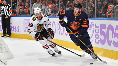 Jonathan Toews a Connor McDavid (© Andy Devlin/NHLI via Getty Images)