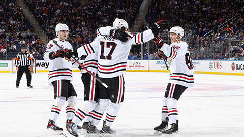 Blackhawks slaví gól Stromea (© Bruce Bennett/Getty Images)