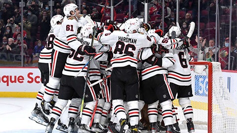 Hráči Blackhawks slaví Fleuryho 500. výhru v NHL (© Francois Lacasse/NHLI via Getty Images)