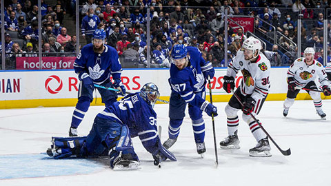 Brandon Hagel před brankou Maple Leafs (© Mark Blinch/NHLI via Getty Images)
