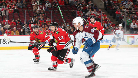 Philipp Kurashev a Mikko Rantanen (© Chase Agnello-Dean/NHLI via Getty Images)