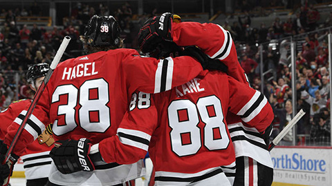 Blackhawks slaví vyrovnávací gól (© Bill Smith/NHLI via Getty Images)