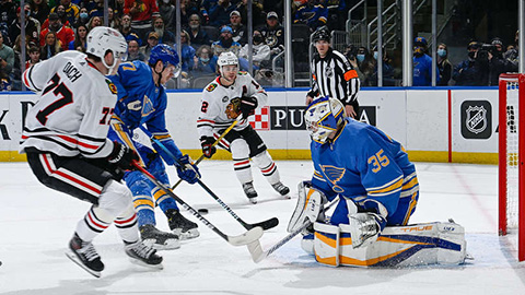 Kirby Dach v akci před brankou Blues (© Scott Rovak/NHLI via Getty Images)