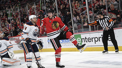 Sam Lafferty se raduje ze svého prvního gólu za Chicago (© Bill Smith/NHLI via Getty Images)