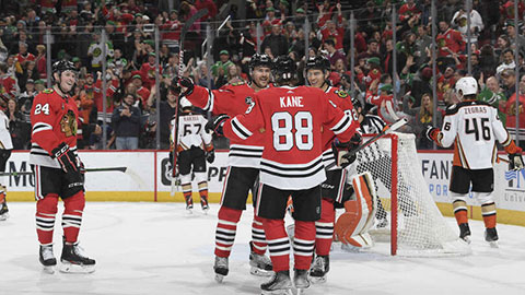 Blackhawks se radují z gólu na 4:0 (© Bill Smith/NHLI via Getty Images)