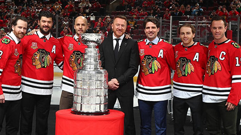 Trojnásobní vítězové Stanleyho poháru: zleva Keith, Seabrook, Hjalmarsson, Hossa, Sharp, Kane a Toews