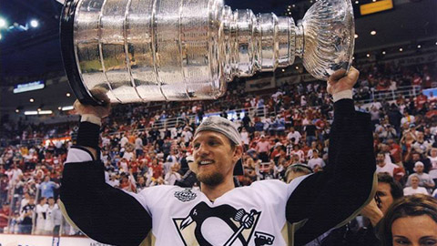 Mark Eaton při zisku Stanley Cupu s Pittsburghem