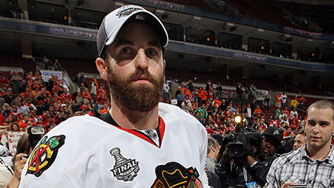 Andrew Ladd se Stanley Cupem v roce 2010