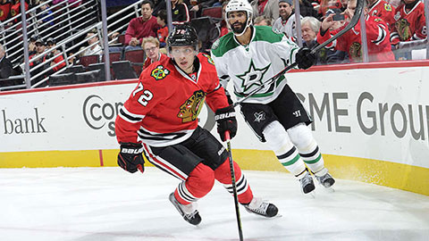 Artemi Panarin a Johnny Oduya v přípravném utkání