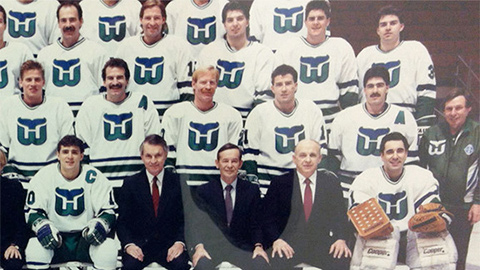 Joel Quenneville a Kevin Dineen na týmové fotografii Hartfordu Whalers