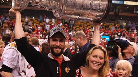 Clint Reif na ledě se Stanley Cupem a rodinou