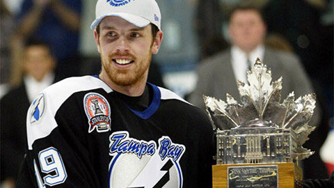 Brad Richards s trofejí Conna Smytha pro nejužitečnějšího hráče playoff