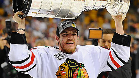 Andrew Shaw slaví se Stanley Cupem