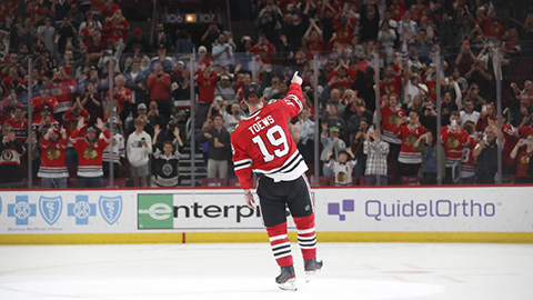 Jonathan Toews se loučí s fanoušky po svém posledním utkání za Chicago (© Chicago Blackhawks)