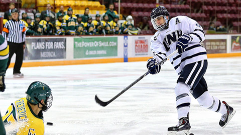 Trevor Van Riemsdyk v dresu UNH